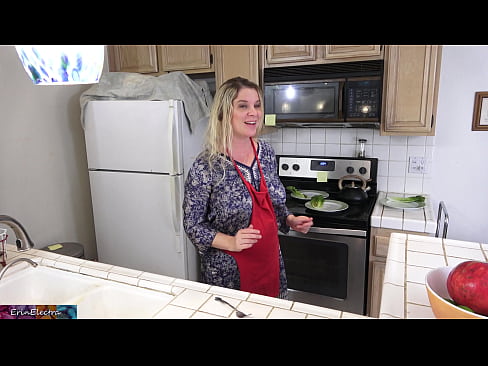 ❤️ Stepmom milking anjeunna di dapur saméméh tanggal na Poro anal di urang