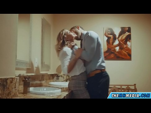 ❤️ Nalika pirang busty seduces anjeun dina restroom umum Poro anal di urang